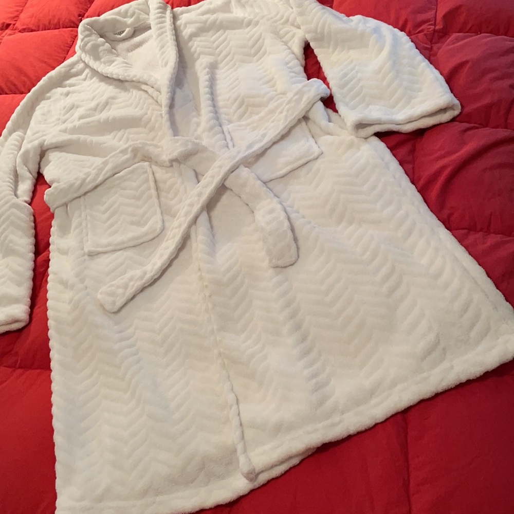 ❣️White Plush Robe ❣️ - Picture 2 of 3